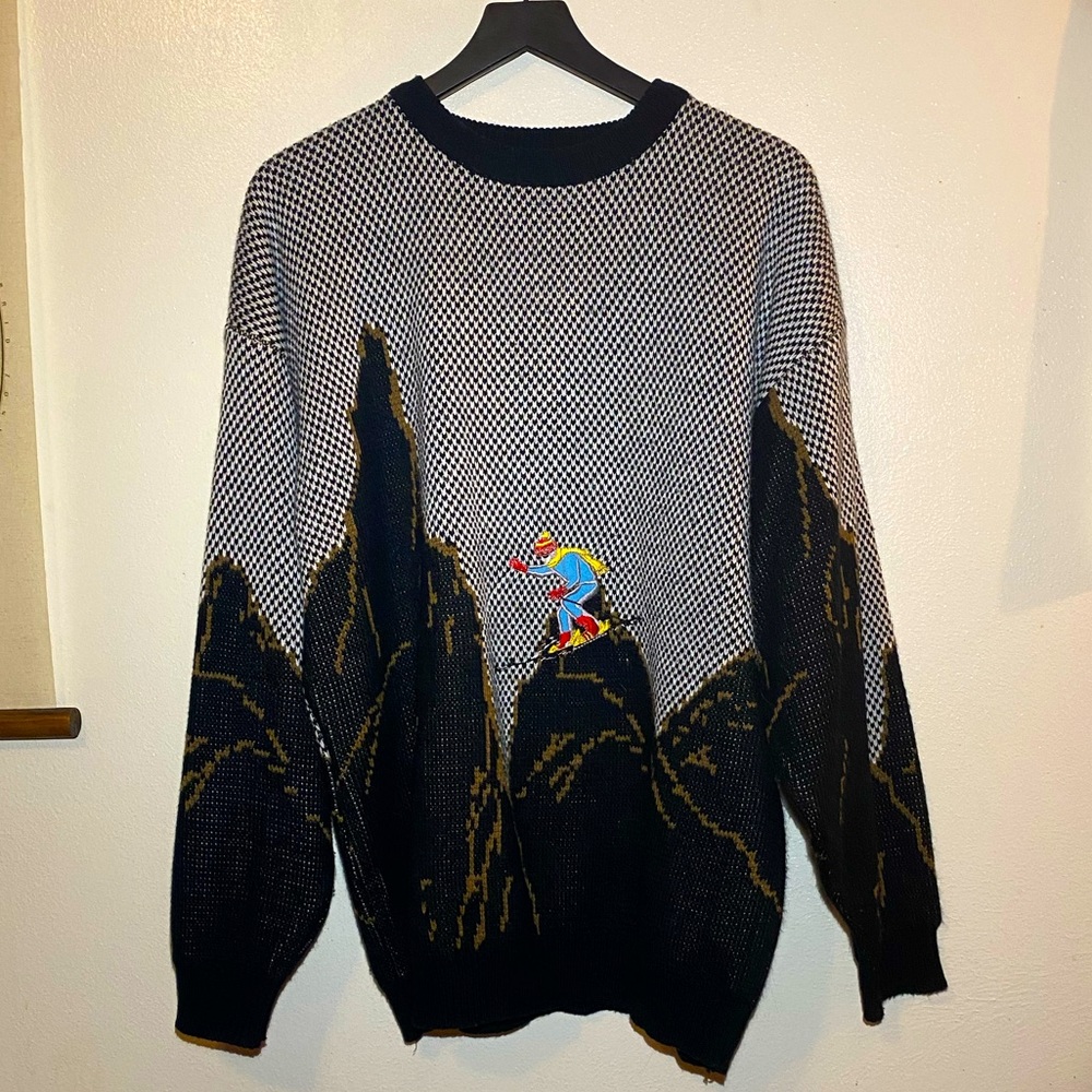 Vintage Black and White size XL Ski and Winter themed Sweater